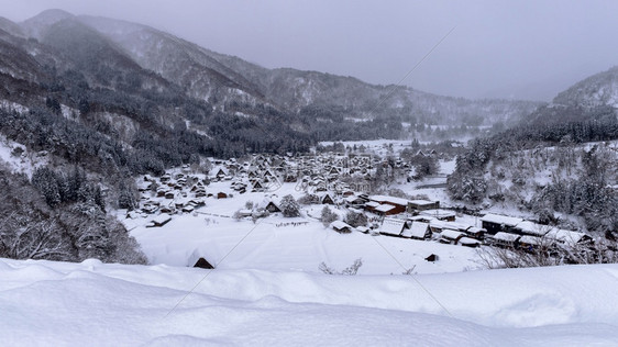 茅草地标冬季白川越村教科文组织世界遗产址日本下雪的图片