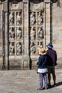 参观15世纪圣地亚哥门的古老雕像游客们从15世纪开始观看圣地亚哥德孔波思泰拉大教堂雕像麦斯特墓卡米诺图片