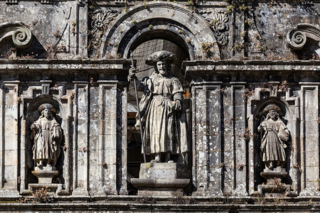 哥特著名的圣地亚哥使徒雕塑和他门在圣地亚哥德孔波斯特拉大教堂东面的雕塑纪念碑图片