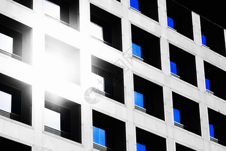 太阳和蓝天空的反射在现代建筑窗口中被照亮了这代表着日光和蓝天的反射曼谷办公室商业图片