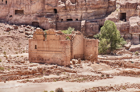 在约旦Petra悬崖墙下一些面的罗马Colonnade纪念碑尽头的Dushares寺庙废墟柱廊颜色水平的图片
