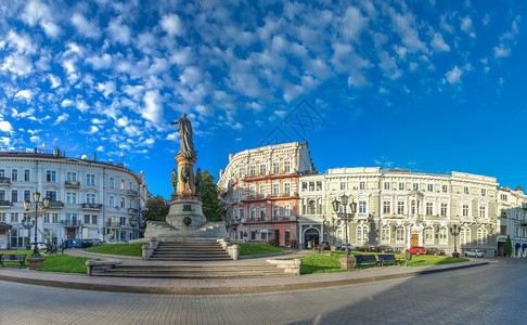 多云的景点乌克兰敖德萨08921凯瑟琳广场和大帝皇后纪念碑在夏日早晨乌克兰敖德萨凯瑟琳大帝广场古老的图片