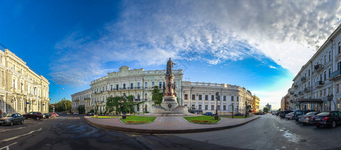 镇乌克兰敖德萨08921凯瑟琳广场和大帝皇后纪念碑在夏日早晨乌克兰敖德萨凯瑟琳大帝广场美丽的城市图片