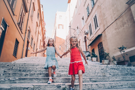 童年在意大利度假的可爱小女孩在意大利跑步和户外玩乐在欧洲城市露户的可爱时装女孩在室外尚指导图片