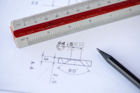工程师办公室关闭木制标尺底建筑工具中有蓝图和黑铅笔的木制标尺在职图片