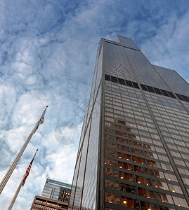 当代的游客金融芝加哥伊利诺州美国2016年月28日在芝加哥威利斯大厦摩天楼的底部视图图片