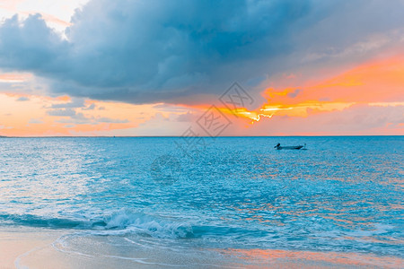景观加勒比人日落时分热带长堤海滩加勒比有美丽的多彩天空加勒比有白色沙绿洋水和蓝天的热带海滩地平线图片