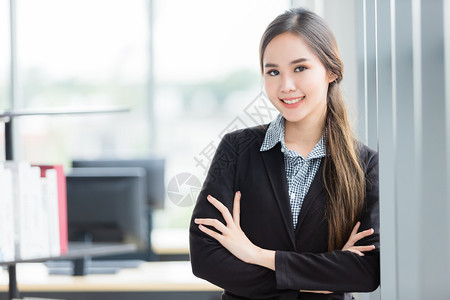 可靠女孩办公室背景中一位快乐成熟的亚洲商业女人的肖像亚洲图片