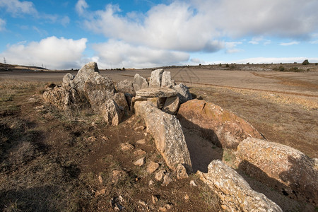 农村巨石西班牙布尔戈斯省马扎里盖的史前特大石碑多尔门历史图片