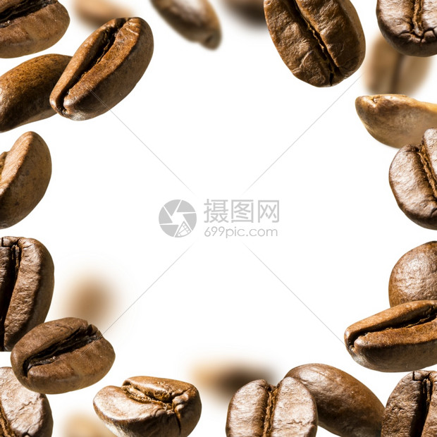 咖啡豆在白色背景上漂浮图片