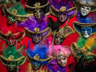 传统的红后车轮上手工制作的狂欢节威尼斯面罩人乐趣图片