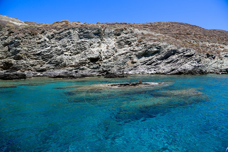 海岸绿松石希腊Folegandros岛的蓝色海滩和环礁湖航的图片