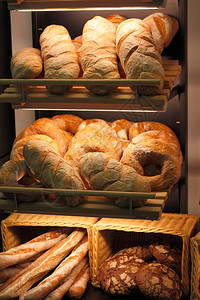 谷物杂粮小麦各种新鲜面包放在店浅水点的架子上图片