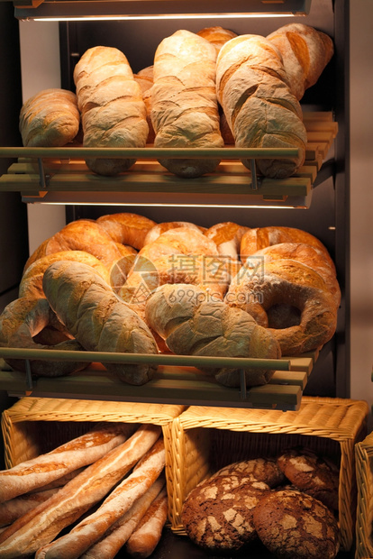 谷物杂粮小麦各种新鲜面包放在店浅水点的架子上图片