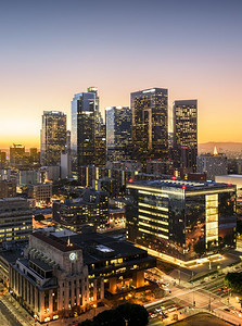美国加利福尼亚州日落洛杉矶市下城天际线办公室汽车洛斯图片