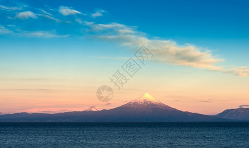 蓬蒂古多安第斯山脉日落时智利湖区Osorno火山Puntigudo火山和Llanquihue湖的景象观图片