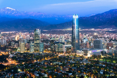 拉丁智利圣地亚哥之夜的全景背着安第斯山脉的智利天文大景摄影城市的图片