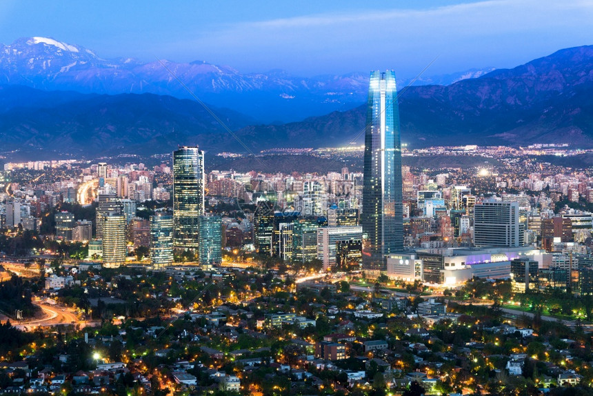 拉丁智利圣地亚哥之夜的全景背着安第斯山脉的智利天文大景摄影城市的图片