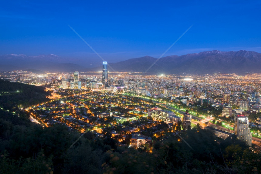 地铁天际线智利圣地亚哥之夜的全景背着安第斯山脉的智利天文大景科迪勒拉图片