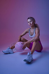 拿着篮球的运动女青年图片