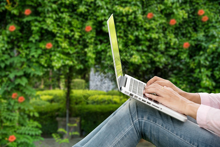 团队合作统计数据当代的在公共园户外工作的年轻美女工作在膝上型笔记本室户外工作裁剪女坐在公园里用笔记本电脑工作的形象图片