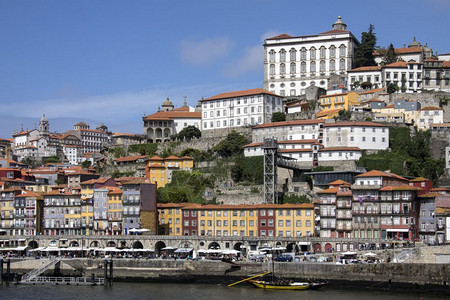 为了它的葡萄牙波尔图托市或多是欧洲最古老的港口之一其历史中心于196年被教科文组织宣布为世界遗产地196年葡萄牙人国际著名出口品图片