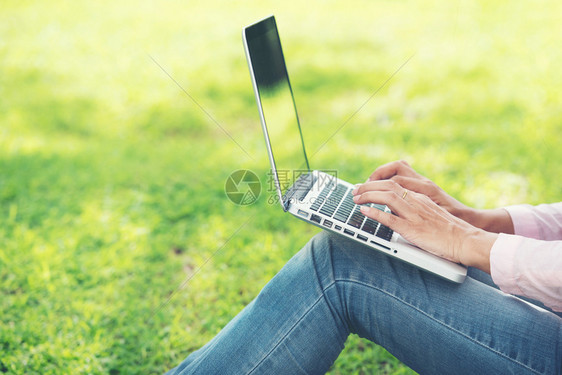 统计数据女士在公共园户外工作的年轻美女工作在膝上型笔记本室户外工作裁剪女坐在公园里用笔记本电脑工作的形象团队图片