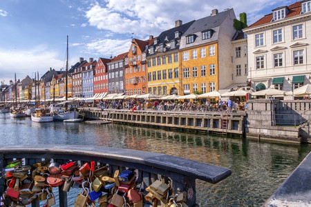 目的地丹麦哥本哈根新港彩色建筑和船只的挂锁夏日风景丹麦哥本哈根新港的挂锁和彩色建筑丰富多的天空图片