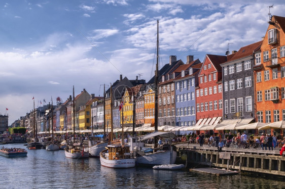 首都丹麦哥本哈根Nyhavn有色建筑和船只的景色夏季象丹麦哥本哈根有色建筑和渔船丹麦有色建筑观光区图片