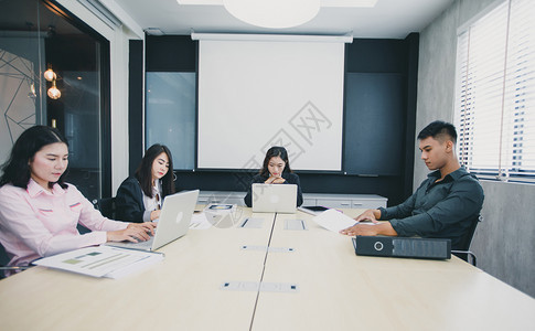 亚洲商人和团体使用笔记本对工作进行严肃认真的评议成人现代办公室图片