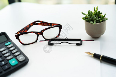 静止的空白笔记商业物体空白纸笔眼镜和白色背景计算器的剪贴板以及空白纸眼镜和计算器图片