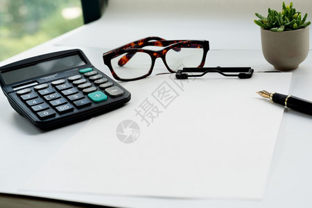 商业物体空白纸笔眼镜和白色背景计算器的剪贴板以及空白纸眼镜和计算器办公室木制的工作图片