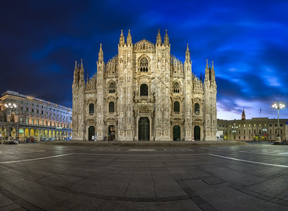 蓝色的建筑学米兰迪奥莫大教堂和明晨杜奥莫广场意大利米兰城市景观图片