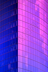 玻璃摩天大楼墙壁垂直拍摄的亮色办公大楼反射镜像时髦的坡度复制图片