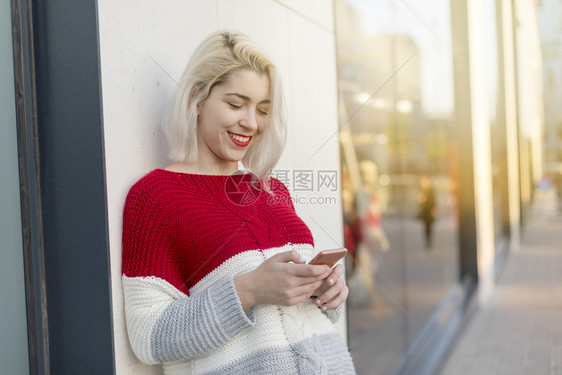 网络空间快乐女人发信息现代的图片