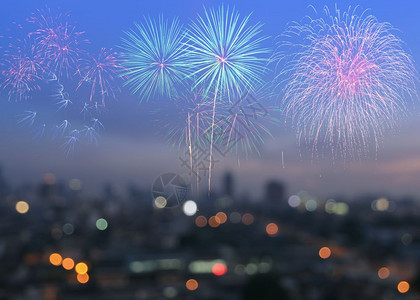 圆形的粉色在模糊摩天大楼上放多彩烟花城市布加灯光照亮于新年节日或派对背景的紫月闪发光桥图片