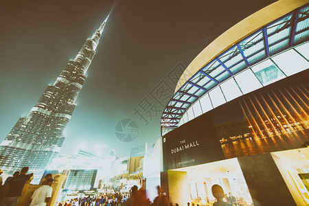 喷泉阿联酋迪拜2016年2月4日迪拜哈利法塔附近的市中心建筑物夜景吸引了30万游客每年迪拜阿联酋2016日市中心建筑物的夜景学日图片