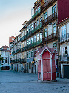 城市的典型旅行葡萄牙典型多彩建筑图案TileAzulejos带有古老视窗和Balcony图片