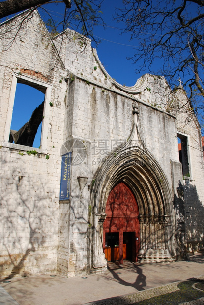 旅游的行目地175年葡萄牙里斯本地震后著名的CarmoChurch废墟图片