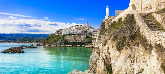 旅行假期意大利在Puglia的节日光滑的沿海城镇Vieste画报图片