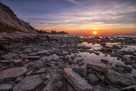 令人惊叹的日出在岩石海岸面上保加利亚支撑高超图片