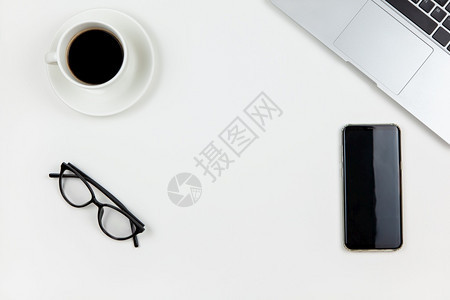 黑色的现代桌面工作空间最高视野膝上型咖啡智能电话白色背景上的眼镜复制空间平板普通自由职业者在家工作呆里使用技术概念图片