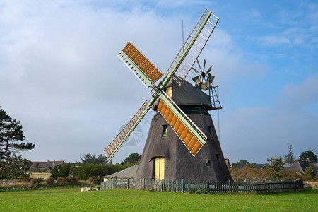 Nebel风车对蓝天空的全景图像德国阿姆鲁目的地景观环境图片