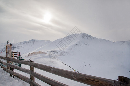 冬季雪山风光图片