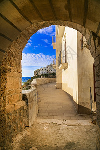 多岩石的意大利暑假和Puglia最好的地方美丽的Vieste镇意大利如画白色的图片
