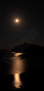 冷静的明亮白色海岸月光和天空中的星NoviySvet乌克兰里米亚图片