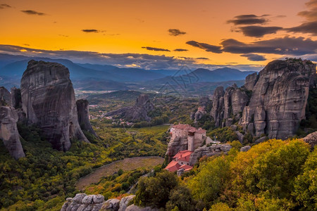 地标美丽的欧洲由教科文组织日落后夏季希腊岩石修道院列出的希腊石上神学院图片