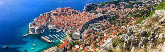 海景美丽的Dubrovnik克罗地亚中世纪城市堡垒可观游客和轮旅目的地船行图片