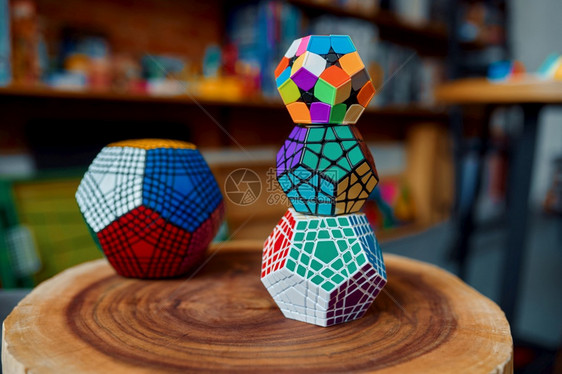 变化oopicapi木桩上不同的拼图立方块特端视图没有人玩具用于大脑和逻辑心智培训创造游戏解决复杂问题不同解谜立方块在木桩上关闭图片