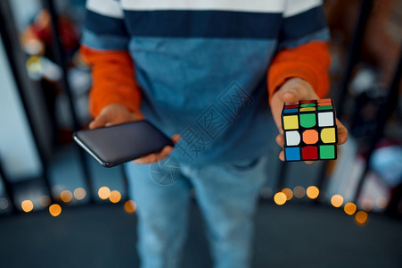 为了目的年轻男孩手握着拼图立方体玩具用于大脑和逻辑思维训练创造游戏解决复杂问题年轻男孩手握着拼图立方体活动图片
